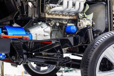 İçten yanmalı motorlu aracın tekerlekleri yakın plan.