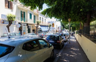 RHODES, RHODE ISLAND, GREECE - 05 Haziran 2017: Newport şehir merkezindeki çeşitli iş yerleri ve dükkanları ile tek yönlü kaldırım taşı döşeli Thames Caddesi.