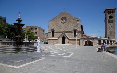 RHODES, RHODE Adaları, GREECE - 05 Haziran 2017: Yunanistan 'ın Rodos adasının eski limanındaki eski Venedik izleme kulesi