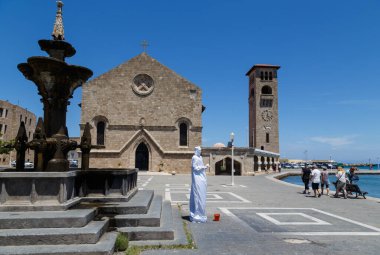 RHODES, RHODE Adaları, GREECE - 05 Haziran 2017: Yunanistan 'ın Rodos adasının eski limanındaki eski Venedik izleme kulesi