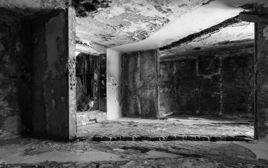 İlginç dokuları ve ışığı olan terk edilmiş binaların siyah ve beyaz odası.