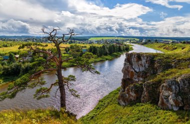Sloboda köyü, Sloboda taştan nehri Chusovaya ve St. George Kilisesi. Sverdlovsk bölgesi.