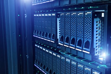 Sabit diskleri olan veri merkezi