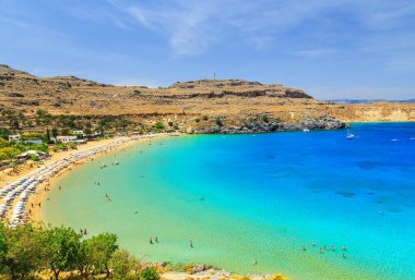 Yunanistan 'ın Rodos Adası' ndaki Lindos ana plajına bakan güzel bir gün.