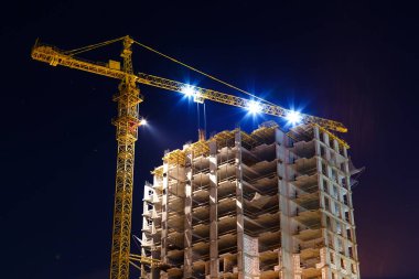 İnşaat halindeki bina gece aydınlandı.