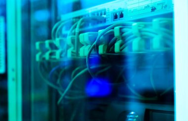 Bir teknoloji veri merkezinde sunucuları olan fiber optik