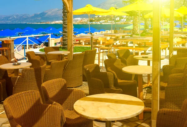 Sahilde, Yunanistan, Girit sahillerindeki boş bir kafede güneşli bir gün.