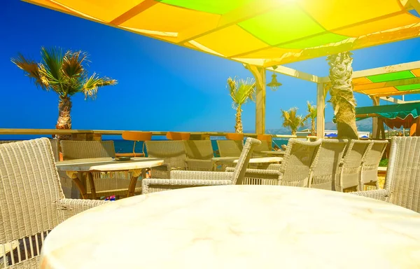 Jasny Słoneczny Dzień Plaży Pustej Kawiarni Przy Plaży Grecja Kreta — Zdjęcie stockowe