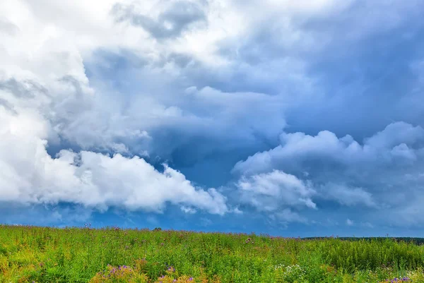 Supercell Nuvens Tempestade Acima Prado Com Grama Verde — Fotografia de Stock