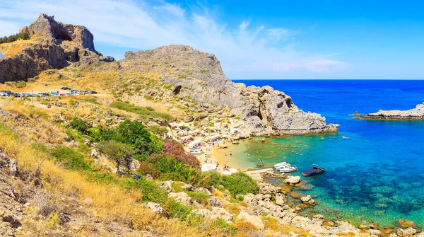 St. Paul Körfezi ve Lindos Akropolü. Alt manzara. Rodos Yunanistan. Güneşli bir gün ve kumsal..