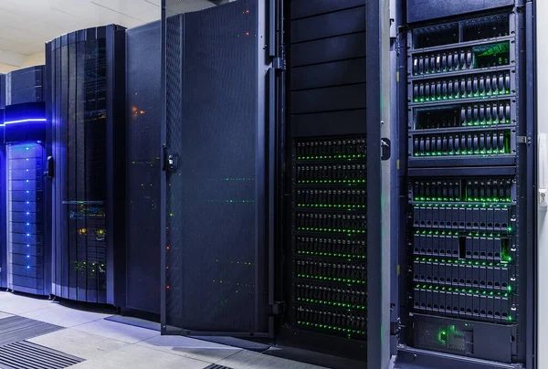 Modern web ağı ve internet telekomünikasyon teknolojisi, büyük veri depolama ve bulut hesaplama bilgisayar hizmeti iş konsepti