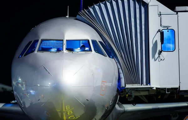 Nachts Flughafen Geparktes Flugzeug Blick Auf Das Cockpit Der Nase — Stockfoto