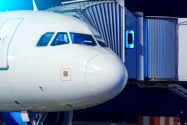 Yer ekibi uçağı kalkışa hazırlıyor..