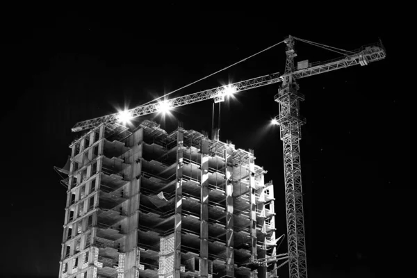Plac Budowy Suwnicami Wieżowymi Budowie Oświetlony Projektorami Nocy Niskiego Kąta — Zdjęcie stockowe