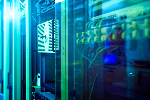 Bir teknoloji veri merkezinde fiber optik kablo etiketi ve yüksek hızlı ağ yönlendirici anahtarı. Bulanık arkaplan