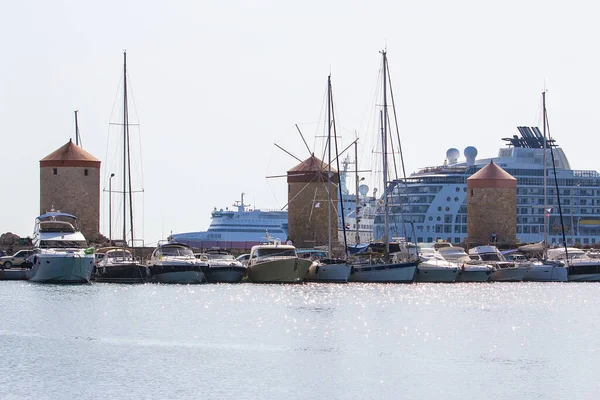 Rhodos Eiland Oriëntatiepunt Mandraki Port Vele Witte Grote Jacht Voor — Stockfoto