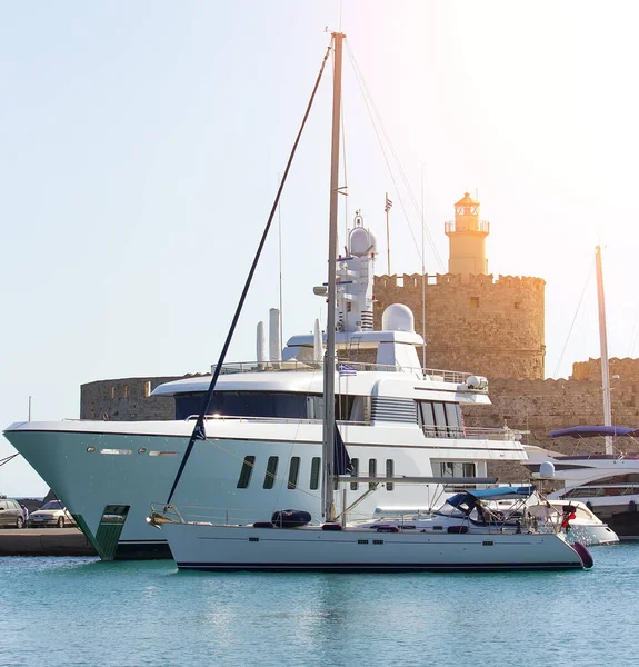 Groot Wit Modern Motorjacht Havenstad Rhodos Griekenland — Stockfoto