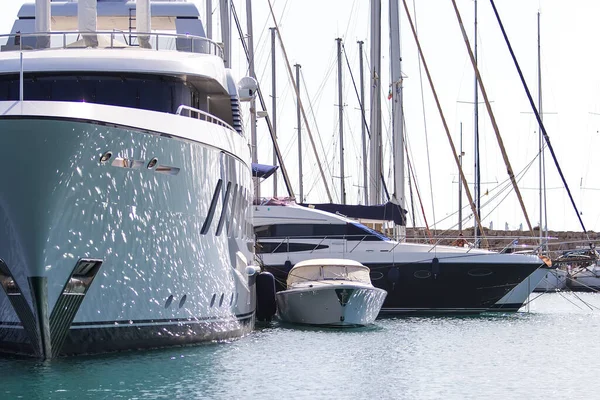 Grote Zeilboot Kleine Motorboot Pier Van Haven Van Rhodos — Stockfoto