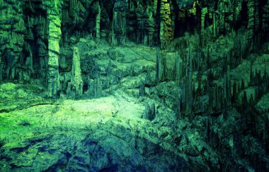 Yerin altında. Yeraltındaki mağaralarda sarkıt ve dikitlerin güzel manzarası