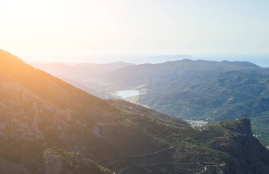 Kırsal kesimde. Bulutlu bir akşamda vadi, köy ve dağların manzarası Yunanistan, Girit adası .