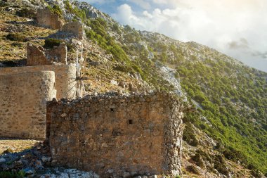 Girit adasının eski geleneksel yel değirmeni derin mavi gökyüzüne karşı. Kiklad, Yunanistan, Avrupa