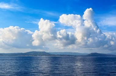 Denizden Rhodes Adası manzarası, bulutlu gökyüzü