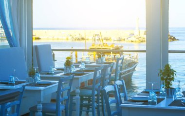 Boş Yunan kafe teras Kandiye, Crete tipik ahşap sandalye ile Deniz Manzaralı