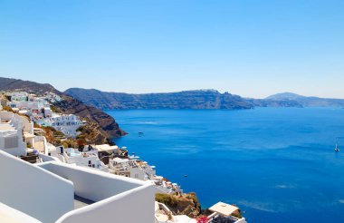 Santorini Island, Yunanistan: bir teras detayını Landmark caldera Caldera üzerinde çiçeklerle dekore