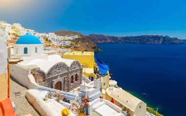 Oia, Santorini, Yunanistan. Beyaz köyün kaldırımlı caddeleri ve Yunan Kiklad Adaları 'nın ünlü cazibesi,
