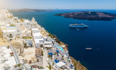 Caldera 'dan geçen bir yolcu gemisinin olduğu Santorini Adası manzarası..