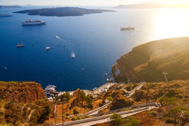 Denize, Oia, Santorini pitoresk merdiven. Gemi ve tekneler iskelede, Yunanistan ile denizde Üstten Görünüm.