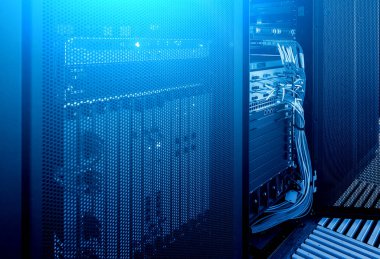 Sunucuları yüksek performanslı bilgisayarları olan ağ sunucu odası