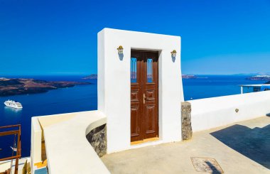 Güzel kapı mavi deniz ve manzara modunda Oia, Santorini, Yunanistan