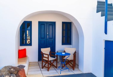 Yunanistan 'ın Santorini adasında beyaz-mavi ulusal Yunan mimarisi.