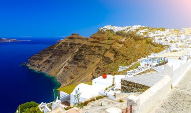Santorini adasının Fira başkenti ve volkanik kaldera manzarası, Santorini, Yunanistan