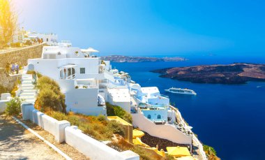 Santorini adasının Fira başkenti ve volkanik kaldera manzarası, Santorini, Yunanistan