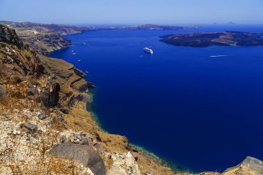 cruise gemi yanardağ yakınlarında santorini adasında