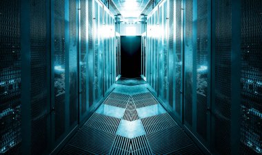 Veri merkezinde ışıklandırmalı iletişim ekipmanları odası