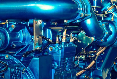 Araba motoru içeriden çok yakın görünüyor.