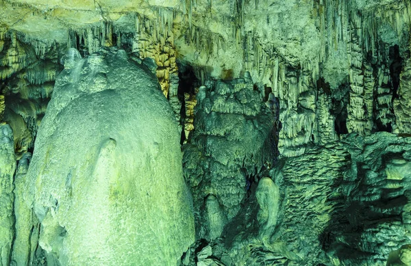 Mağaradaki Sarkıtların Yuvarlak Kıvrımlarının Muhteşem Dokusu Yeşil Işık — Stok fotoğraf