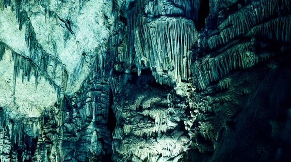 Mağaradaki Sarkıtların Yuvarlak Kıvrımlarının Muhteşem Dokusu Yeşil Işık — Stok fotoğraf