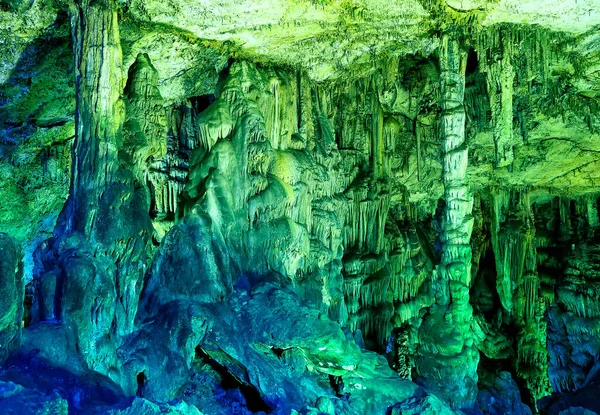 Yerin Altında Yeraltındaki Mağaralarda Sarkıt Dikitlerin Güzel Manzarası — Stok fotoğraf