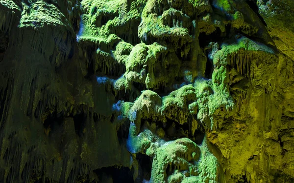 Sarkıtlar Yeşil Bitki Örtüsüyle Mağaranın Girişindeki Duvarların Dokusu — Stok fotoğraf