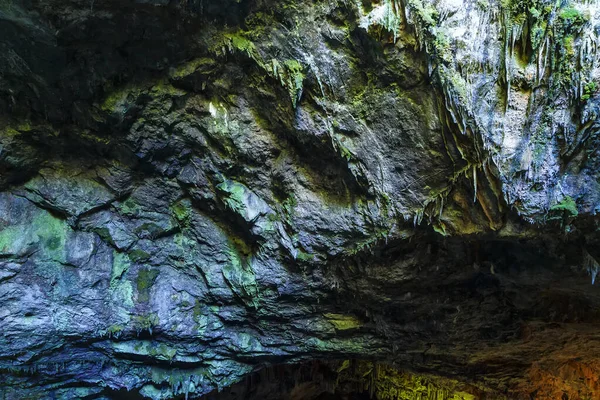 Крутая Стена Пещеры Сталактитами Бороздами Яркий Фон Природы — стоковое фото