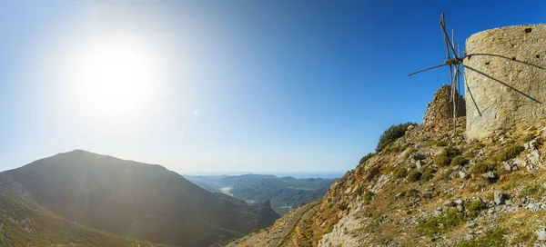 Dağ Vadisindeki Değirmenli Mavi Gökyüzü Güneşli Bir Manzara Girit Yunan — Stok fotoğraf