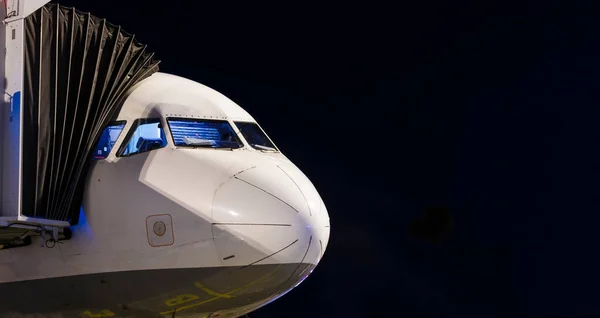 Näsan Jet Liner Natt Vid Gate Väntar Ombordstigning — Stockfoto