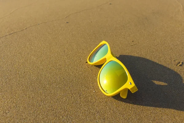 Солнечные Очки Оранжевого Цвета Песчаном Пляже — стоковое фото