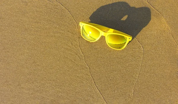 Yellow Sunglasses Sand Beach Close Seup — стоковое фото