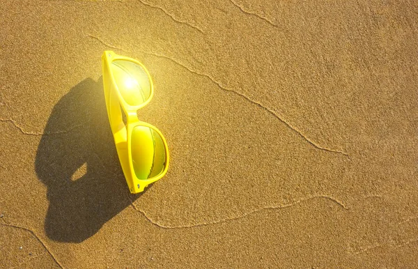 Yellow Style Sunglasses Sand Beach Close Seup Background — стоковое фото