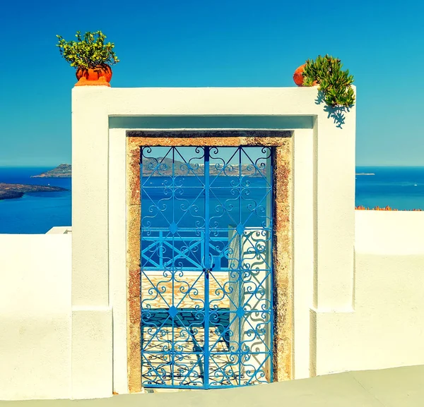 Tradycyjne Niebieskie Drzwi Wyspie Santorini Grecja Widokiem Wulkaniczną Kalderę Tonowane — Zdjęcie stockowe